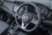 本革巻きのステアリングホイールを採用。全車標準装備となる「プロパイロット」の操作系は右スポーク上にレイアウトされる。