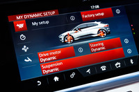 車両設定のモニター画面。モーターやステアリング、足まわりのセッティングは、自分好みに変更することができる。