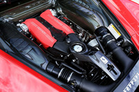 見るからに低い位置に搭載された3.9リッターV8ツインターボユニット。従来の4.5リッター自然吸気ユニットと比較して、エンジン単体の重心は5mm低められている。