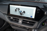 12.3インチのセンタースクリーンは2022年の改良時に搭載。ただし、「いらすとや」のようだったエネルギーフローはリアルな描写に変更されている。タイヤにつやがある。