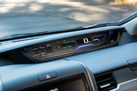 薄い横基調のメーターパネル。全体が一枚のモニターとなっているのではなく、黒いパネルの上に、速度計やパワーフローメーターなど、各機能を担う小さなモニターを配したものとなっている。