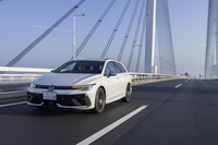 最高出力333PSを発生する2リッター4気筒ターボエンジンを搭載。変速機は7段のデュアルクラッチ式AT、駆動方式は電子制御式4WDの「4MOTION」だ。