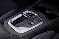 背丈を抑えたシフトセレクターによってセンターコンソールはフラットにレイアウトされる。ハザードボタンがわざわざ三角形に繰り抜かれているところなど、先に出た新型「X1」「X2」などとは細部のデザインが少し異なる。