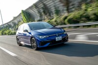 統合ドライブモードセレクト機能「DCC」を標準装備。スタンダードな「ゴルフR」では19インチタイヤ&ホイールとセットで22万円のオプションとなっている。