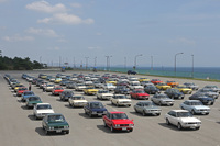 大磯ロングビーチ駐車場に集まった「いすゞ117クーペ」。北海道や九州からの参加者もいた。