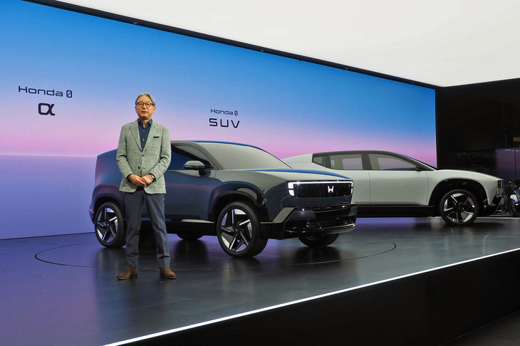 「ジャパンモビリティショー2025」のホンダブースで出展車両を紹介した本田技研工業の取締役 代表執行役社長 三部敏宏氏。