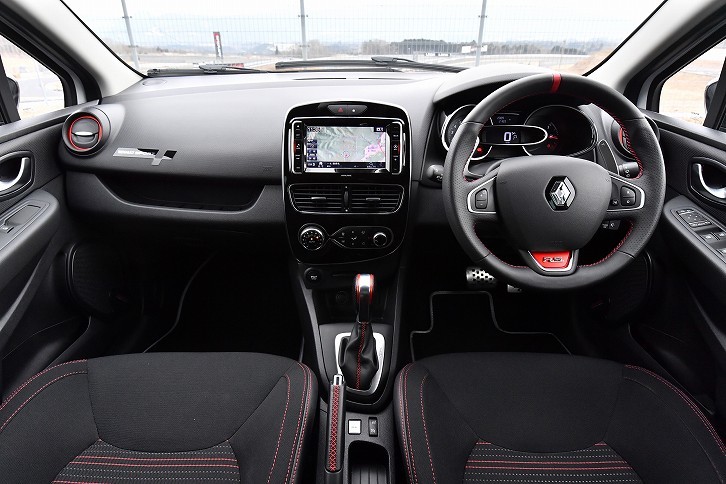 インテリアカラーはスパルタンなブラック。各所にレッドのステッチやワンポイントが入り、“レーシー”な雰囲気を盛り上げている。