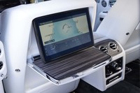 前席の背面には、格納式の後席用テーブルとモニターが仕込まれている。