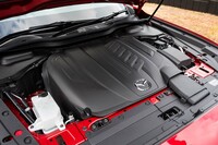 パワーユニットは2.5リッターガソリンエンジン「25S」と、同エンジンと電動システムを組み合わせたプラグインハイブリッド「PHEV」、3.3リッターディーゼルターボ「XD」、同エンジンとマイルドハイブリッド機構を組み合わせた「XDハイブリッド」(写真)が用意される。