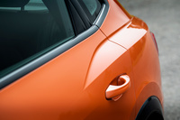 「アウディ・クワトロ」のそれをモチーフにしたというリアフェンダーのデザイン処理。シャープなプレスラインと複雑な面構成に、アウディの生産技術の高さがうかがえる。