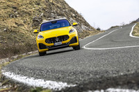 「グレカーレ トロフェオ」には、「オフロード」「コンフォート」「GT」「スポーツ」、そして「コルサ」の5つの走行モードが用意されている。走行モードはステアリングホイールに備わるダイヤルで任意に選択できる。