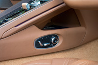 シートポジションの設定スイッチはセンターコンソール側に備わっている。