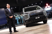 改良型「三菱デリカD:5」と、三菱自動車の加藤隆雄社長。