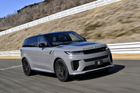 2024年8月に日本導入が発表された「レンジローバー・スポーツSV EDITION TWO(エディションツー)」。最新型レンジローバー・スポーツの高性能バージョン「SV」の導入時に全世界2500台、日本では75台の限定販売となった「エディションワン」に続くシリーズ第2弾という位置づけだ。