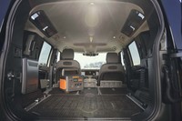 キャンピングカーやミニバンに限らず、「ランドローバー・ディフェンダー」のように広くフラットな荷室が得られるクルマは、車内に寝泊まりすることが可能。しかし、そうした車中泊の場所は、得てして不便なもの。Jackeryのポータブル電源を常備しておけば、容易に照明や温熱器具、PCなどを使うことができ、大きな安心が得られる。