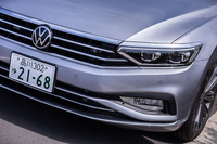 新デザインのグリルやヘッドランプ、バンパーなどを採用し、フロントフェイスをリニューアル。右左折時の被視認性が向上するという、ダイナミックターンインジケーターも装備されている。