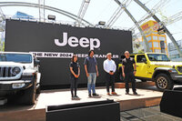 発表会の4人の登壇者、写真向かって右から、ステランティス ジャパンの新海宏樹氏、打越 晋社長、お笑い芸人の藤田憲右さん、ステランティス ジャパンの渡邊由紀ジーププロダクトマネジャー。