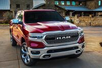 アメリカが世界に誇るオラオラ系といえば、フルサイズピックアップトラックにとどめを刺すが……。写真はクライスラーの「ラム1500」。会合では皆さん「ダッジ・ラム」と呼んでいたが、実は2009年にダッジから離れ、一個の独立したブランドとなっている。