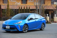 「クラウン」「カローラ スポーツ」に続き、「プリウス」も“コネクティッドカー”へと進化。専用通信モジュールが全車に標準装備され、「T-Connectサービス」を車両購入から3年間は無償で利用できる。