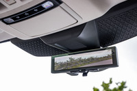 車室内の状況にかかわらず、車両後方にあるカメラの画像をルームミラーに映し出す「インテリジェントルームミラー」も、「アリア」全車に共通する標準装備のアイテム。