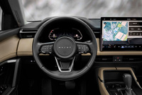 ステアリングホイールや液晶メーターなど、運転席まわりの様子。このあたりのインターフェイスも、既存の車種とは大きく変わっている。