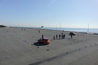 快晴に恵まれたジムカーナコース。クルマがあるところがスタート地点で、コース上にはクランク、スラローム、8の字ターンなどが設けられている。