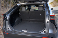 荷室は床面長が985mm、最大開口幅が1288mmと十分な広さを誇る。後席を起こしたままでもゴルフバッグが3つ積めるという。