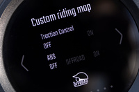 トラクションコントロールはオン/オフの切り替えが可能。ABSの制御も、「オン」「オフロード(前のみオン、後ろはオフ)」「オフ」から選択が可能だ。