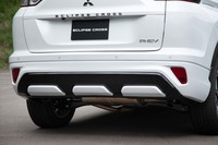 リアバンパーの下部にもフロントと同じボディー同色の装飾があしらわれている。