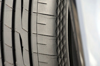 内側のショルダーに施されたダイヤモンドパターンの模様は「3Dノイズカットデザイン」と呼ばれるもの。トレッドで発生した振動を、サイド部に伝えにくくする効果がある。