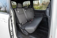 2列目シートは3人乗りのベンチシート(写真)と左右独立のキャプテンシートが用意される。ベンチシートは60:40分割でチップアップが可能。