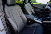 BMWの最新モデルらしくシート表皮はリサイクル素材がスタンダード(もちろん豪華なレザー等も選べる)。ひし形を組み合わせたステッチが新しい。