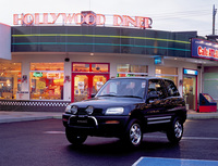 初代「トヨタRAV4」がデビューしたのは1994年のこと。乗用車用のモノコックシャシーを使った、現代のクロスオーバーSUVのはしりと呼べるモデルだ。