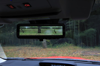 ステアリング連動ヘッドランプやオートビークルホールドを採用するなど、マイナーチェンジでは装備の強化も実施。オプションの「アイサイトセイフティプラス」には、「フロントビューモニター」と「スマートリアビューミラー」が追加された。