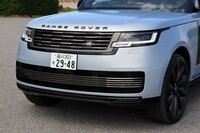 エクステリアは、JLRチーフ・クリエイティブ・オフィサーのジェリー・マクガバン氏が追求したミニマリスムを体現したもの。凹凸や装飾を極力排したサーフェイスと緻密なラインが、独自の緊張感を漂わせる。