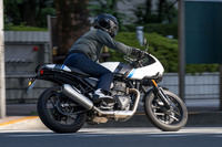 “中免”で乗れる400ccクラスのモデルながら、本格的なカフェレーサーに仕上がっていた「スラクストン400」。峠道もいいが、ここは伝統にならい、まずライダーズカフェでバイクを眺めつつ、コーヒーで一服したい。