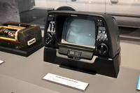 最後に貴重な展示を紹介。こちらはホンダが1981年に世界初の地図型自動車用ナビゲーションシステムとして発売した「Honda Electro Gyrocator」。ガスレートジャイロセンサーを使って自車の移動方向を検知。走行距離センサーと組み合わせることで現在位置を算出し、ブラウン管にのせた透過型の地図シートに経路を表示するというものだった。ホンダの先進性と、四十余年にわたるナビの進化を感じさせる展示だった。