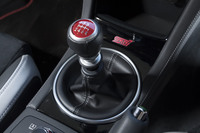 6段MTのシフトノブ。かつてはAT仕様も多数設定されていた「インプレッサWRX/WRX」だが、近年の2ペダル仕様は2.5リッターの「Aライン」や直噴ターボの「S4」のみで、「EJ20」にはもっぱらMTが組み合わされた。