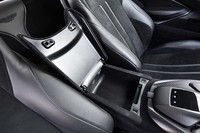 アームレストの下には小物入れスペースが確保される。アクセサリーソケットも用意される。