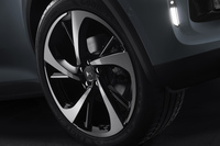 20インチアルミホイール「TOKYO」が標準装備されている。