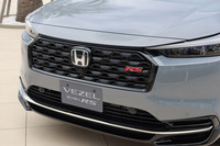 「ヴェゼルe:HEV RS」のフロントまわり。専用のグリルとバンパーモールディング、エンブレムが装着される。