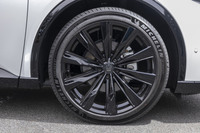 タイヤ&ホイールは21インチ。「Z」ではグロスブラック塗装のホイールは、PHEVの「RS」ではマットブラックになる。