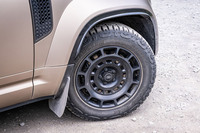 今回オフロードで試乗した英国仕様の「オクタ」では、「20インチ“スタイル1086”」ホイールに、275/60R20サイズの「グッドイヤー・ラングラー デュラトラックRT」タイヤが組み合わされていた。