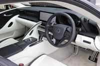 「LC500“ピナクル”」のインテリアカラーはブラック&ホワイト。残雪に陽光が当たり、大地があらわになっていく情景にインスピレーションを得たという。