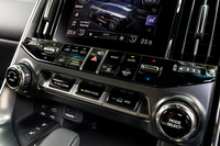 ドライブモードはオンロード用とオフロード用の2種類を搭載。左右のダイヤル間のスイッチでどちらかを選択し、右のダイヤルで切り替える仕掛けだ(左のダイヤルはトランスファー用)。