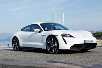 昨今、プレミアムブランドがリリースするEVには、容量90kWhを超えるバッテリーを搭載するモデルも珍しくはないが……。写真は93.4kWhのバッテリーを搭載する「ポルシェ・タイカン ターボS」。