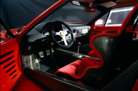 シンプルな「F40」のインテリアは、ラグジュアリーの対極に位置する仕上がり。まさにコックピットと表現するのがふさわしいレーシーな雰囲気だ。トランスミッションは5段MTで、フェラーリの伝統ともいえる金属製のシフトゲートが備わっていた。F40をオーダーした顧客はシート合わせと称しマラネッロ本社を訪れることができた。こうした顧客に特別な体験を提供するサービスも、F40が定着させたといわれている。