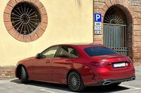 2023年9月シエナで。ポーランドのナンバーを掲げた「メルセデス・ベンツCクラス」。赤のメタリックという塗色も、このクラスのクルマを買うイタリア人の間では、あまり見られない選択である。