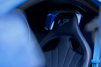 「シロン リュルティム」は、インテリアも特別仕立て。シートやセンターコンソールなどに「500」の数字が、サイドシルには「L’Ultime」のロゴが入る。