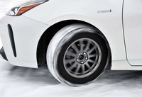 左右非対称の「アシメトリックナビパターン」によってアウト側ブロックの剛性を高め、旋回時の操縦安定性を確保。また、ランド比を従来モデル「アイスナビ7」よりも2%アップして接地性と密着性を向上し、氷上コーナリング性能を5%アップしている。